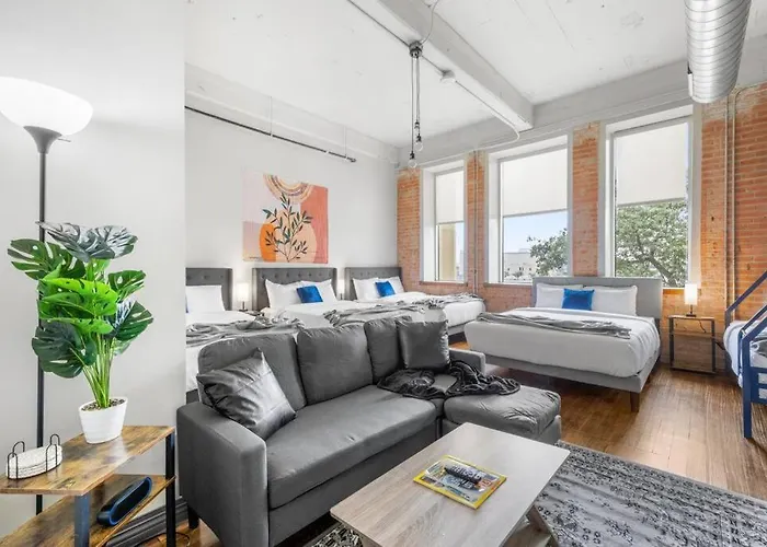 Stunning Downtown Apartment With Pool, Laundry, Parking