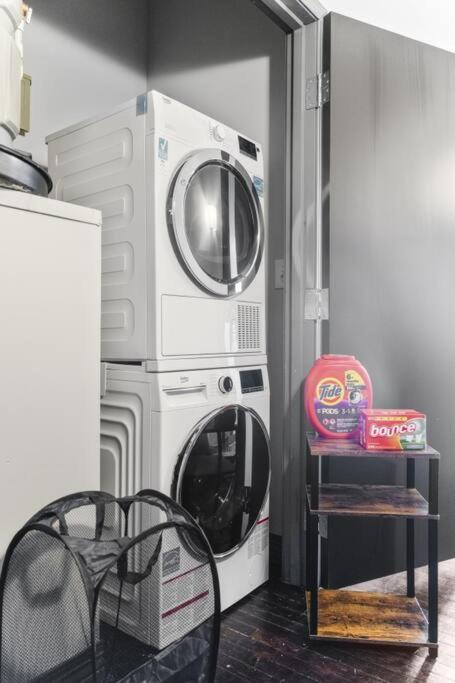 Stunning Downtown With Pool, Laundry, Parking * Dallas