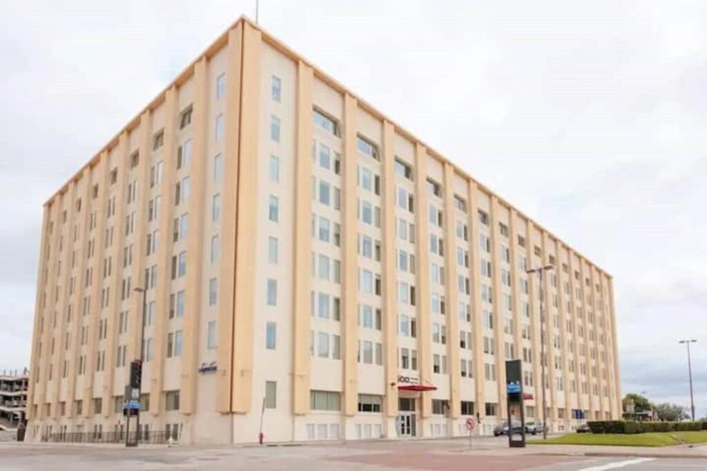 Stunning Downtown With Pool, Laundry, Parking *