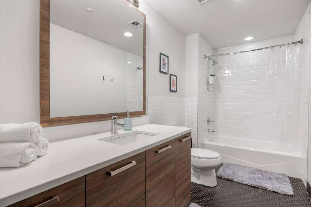 Apartment Stunning Downtown With Pool, Laundry, Parking