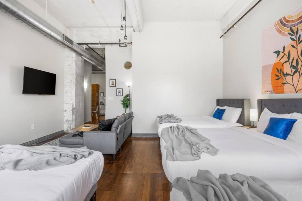 Stunning Downtown With Pool, Laundry, Parking *