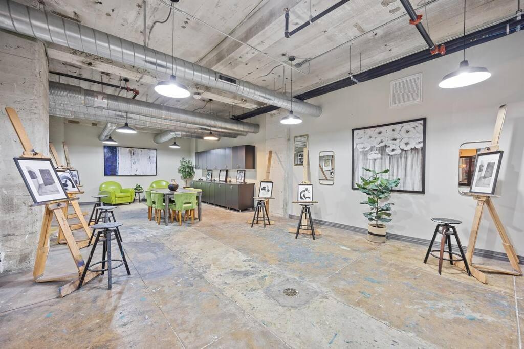 Stunning Downtown With Pool, Laundry, Parking *