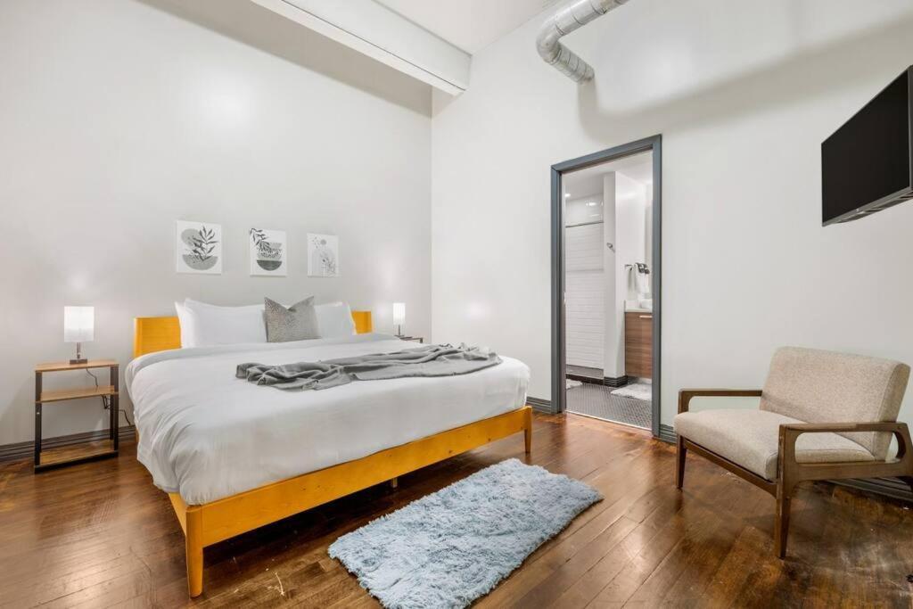 Stunning Downtown With Pool, Laundry, Parking Apartment