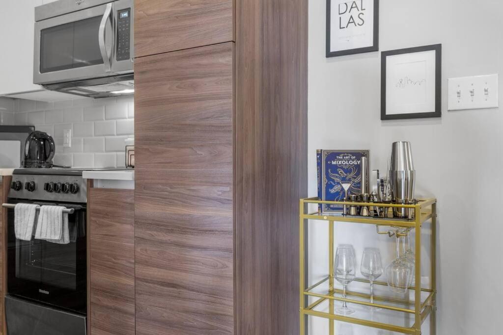 Apartment Stunning Downtown With Pool, Laundry, Parking *