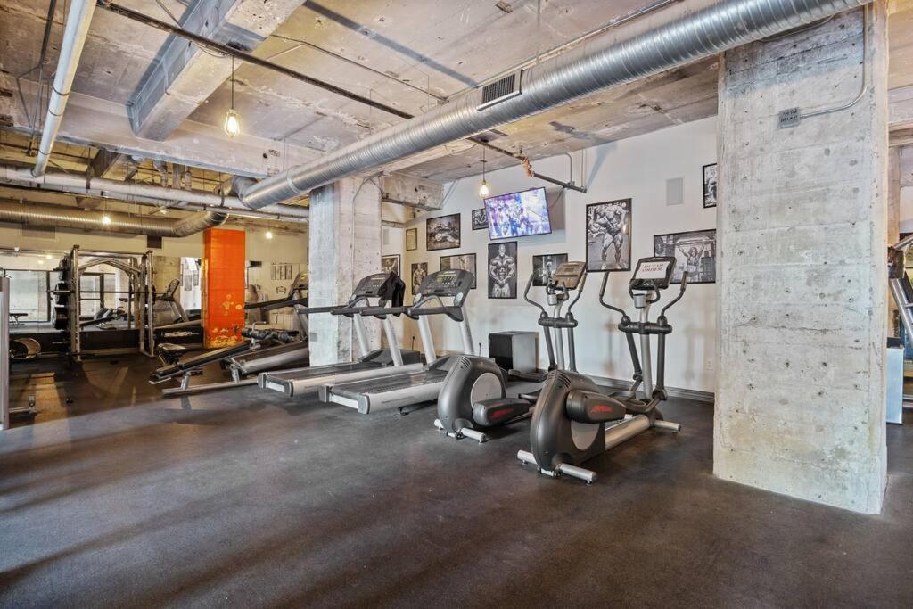 Stunning Downtown With Pool, Laundry, Parking Apartment