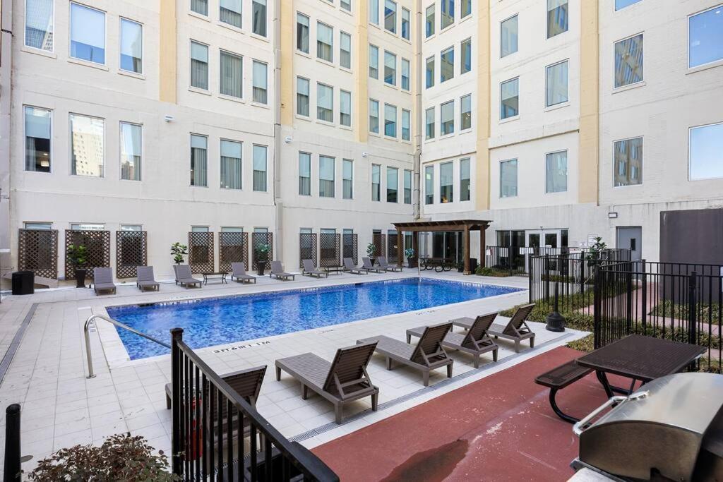 Apartment Stunning Downtown With Pool, Laundry, Parking