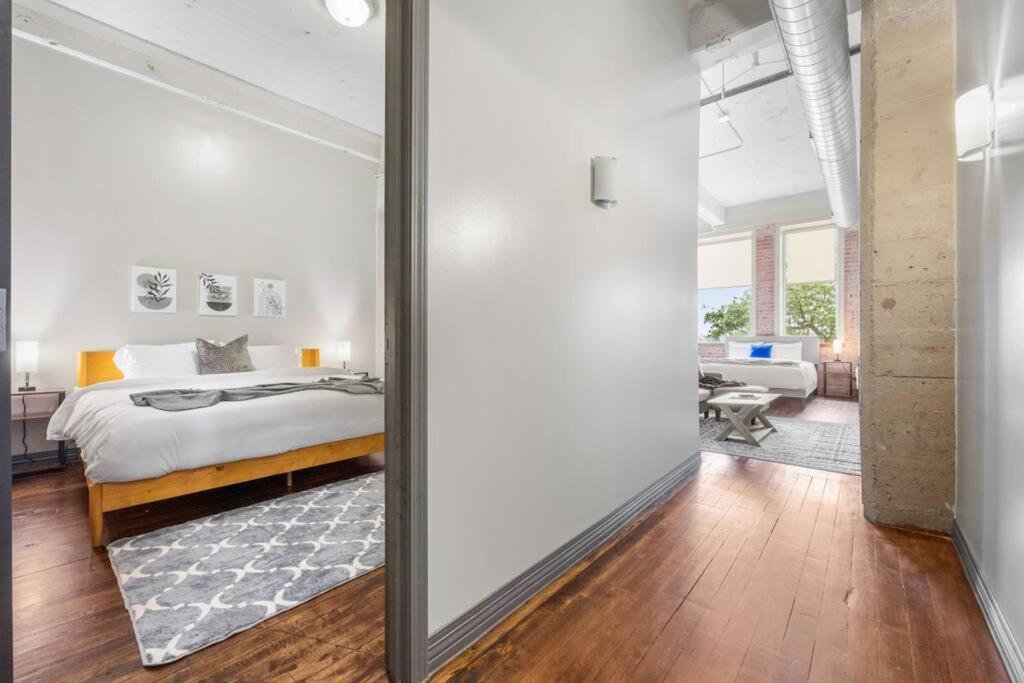 Stunning Downtown With Pool, Laundry, Parking