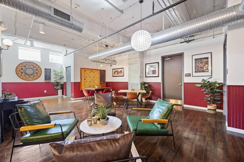 Stunning Downtown With Pool, Laundry, Parking Apartment