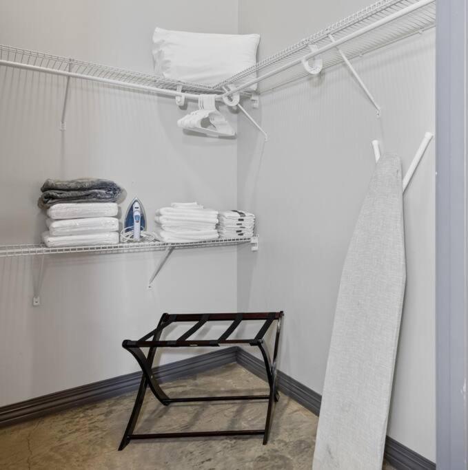 Stunning Downtown With Pool, Laundry, Parking *